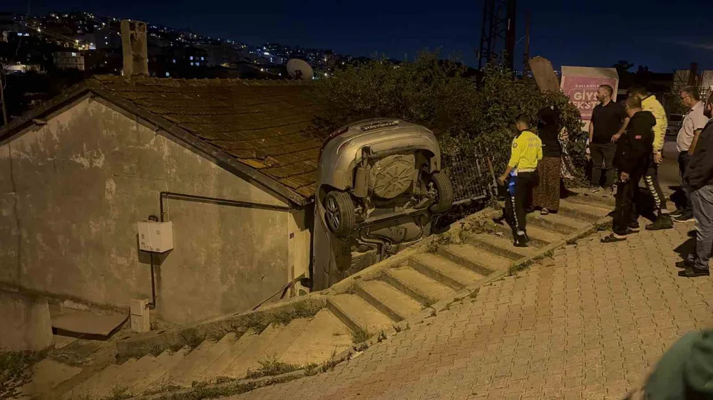 El freni çekilmeyen otomobil gecekonduya çarptı