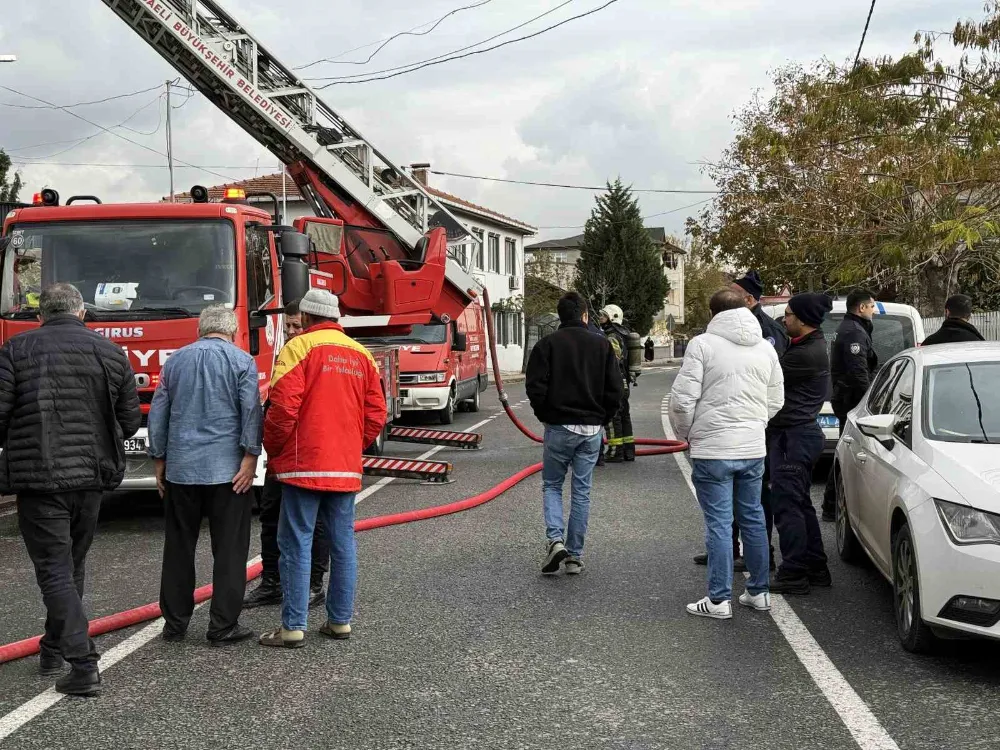 Üç katlı binanın çatısında çıkan yangın paniğe sebep oldu