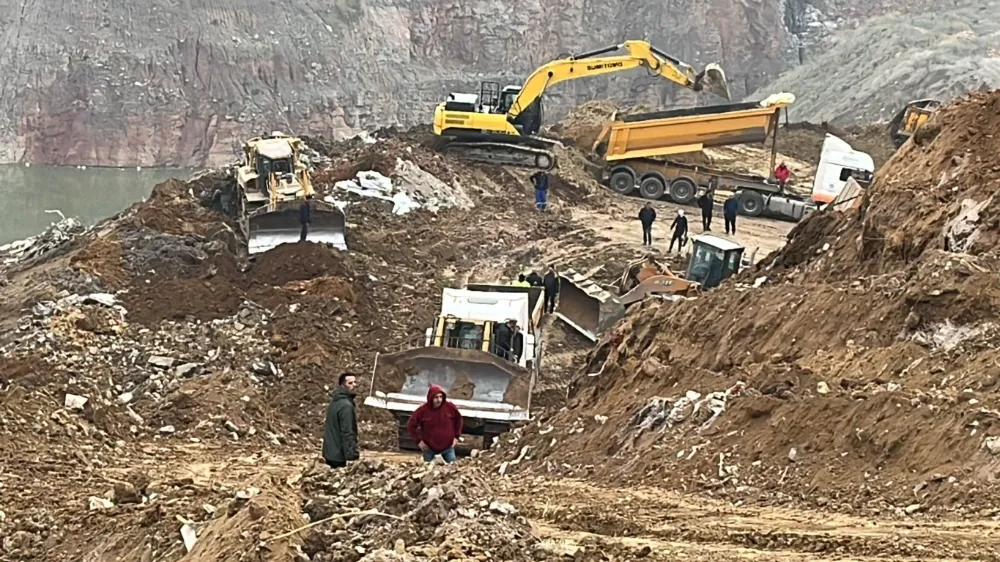 Hafriyat toprağı döküm sahasında toprak kayması: Kamyonlar ve kepçe sürüklendi