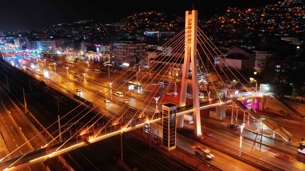 Kocaeli’de üst geçitler turuncuya büründü