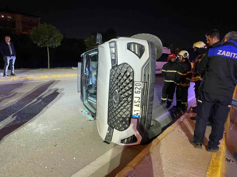 Alkollü sürücünün kullandığı cip elektrik direğine çarpıp yan yattı: 2 yaralı