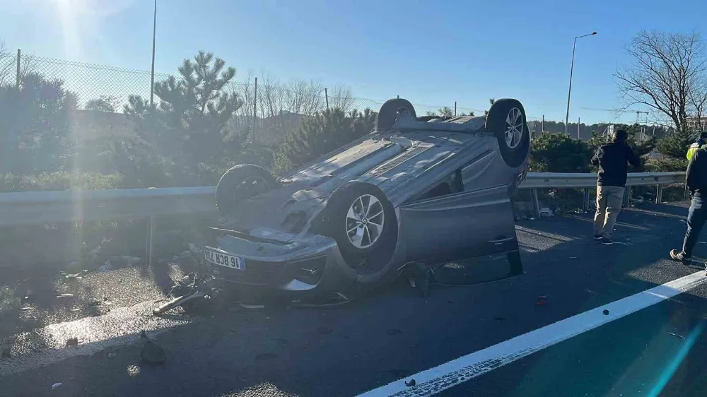 TEM’de çarpışan otomobillerin sürücüleri yarandı