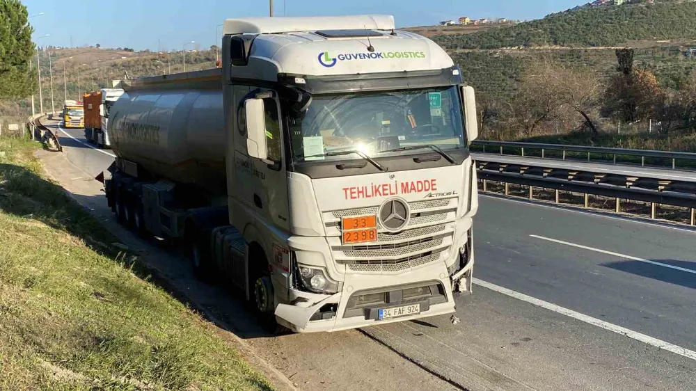 Kimyasal madde yüklü tanker ile otomobil çarpıştı