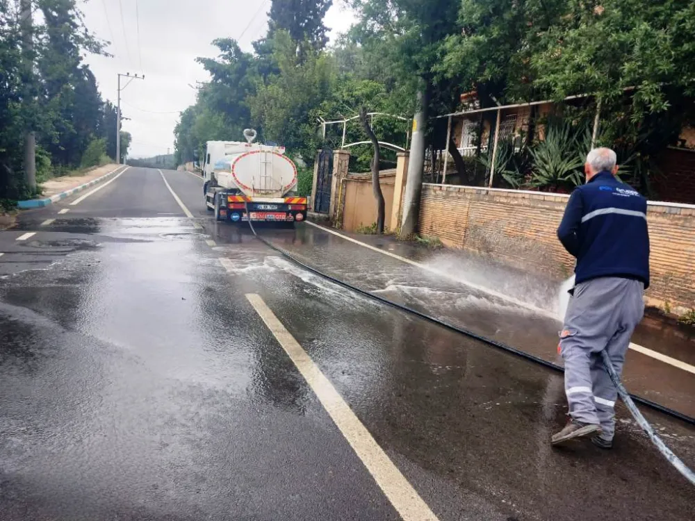 Dilovası’nda cadde ve sokaklar tazyikli suyla yıkanıyor