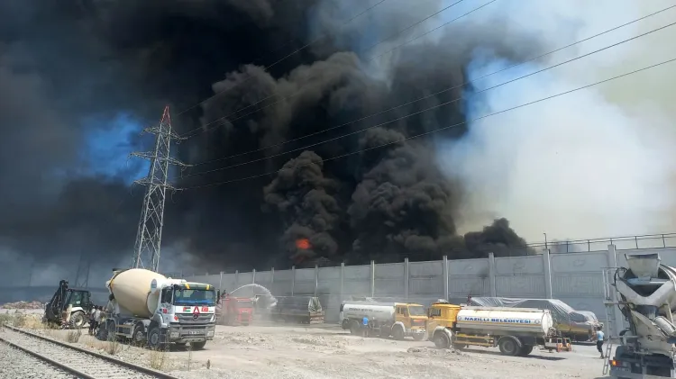 Kağıt Fabrikası’ndaki yangında alevler ikinci depoya sıçradı