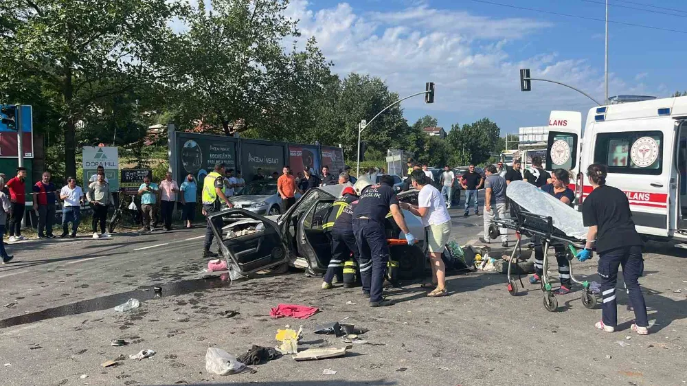 Kocaeli’de kamyon ışıkta bekleyen otomobillerin arasına daldı