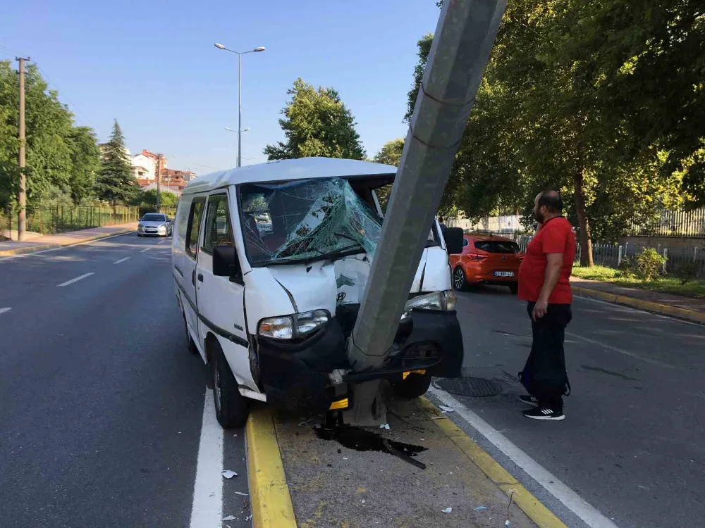 Direksiyon hakimiyetini kaybeden sürücü aydınlatma direğine çarptı