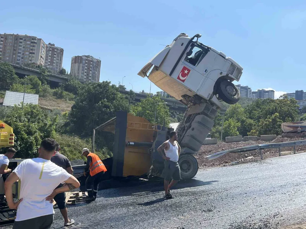 Mıcır taşıyan tır devrildi