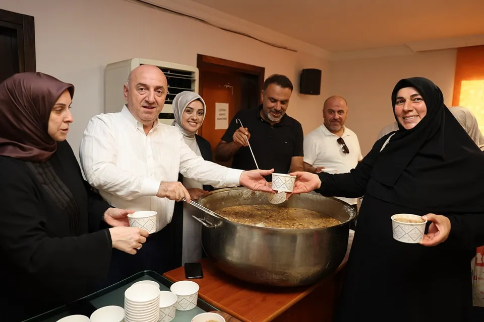 AK Kadın Darıca, aşurenin bereketini paylaştı