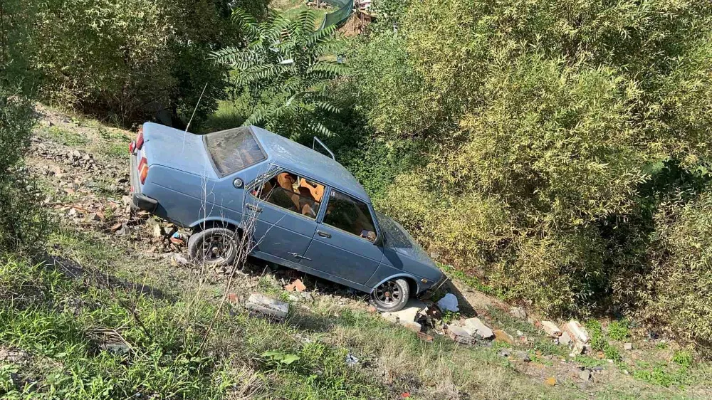 Dereye uçan otomobilden burnu bile kanamadan çıktı