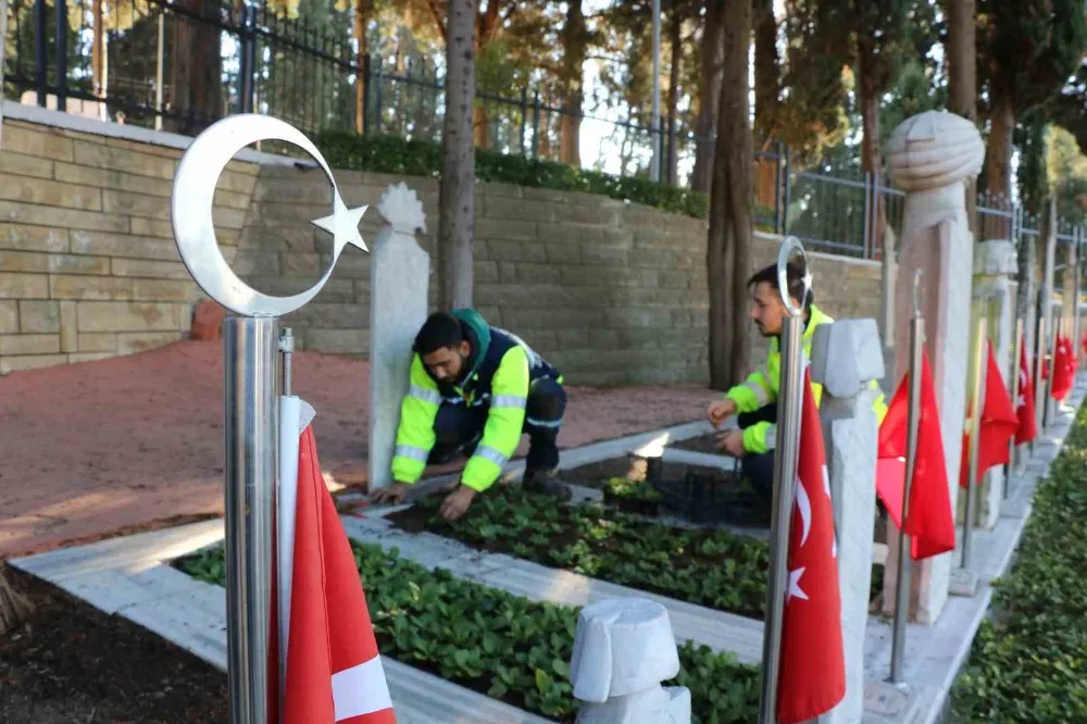 Şehit mezarları çiçeklerle donatıldı