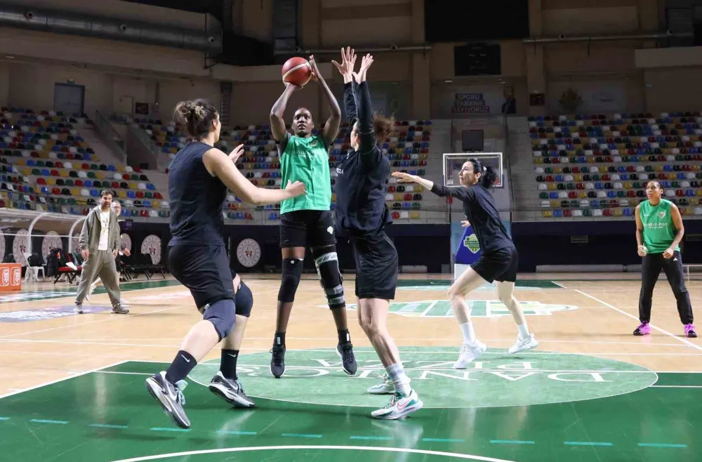 İzmit’in kadın basketbolcuları rotayı Nesibe Aydın maçına çevirdi