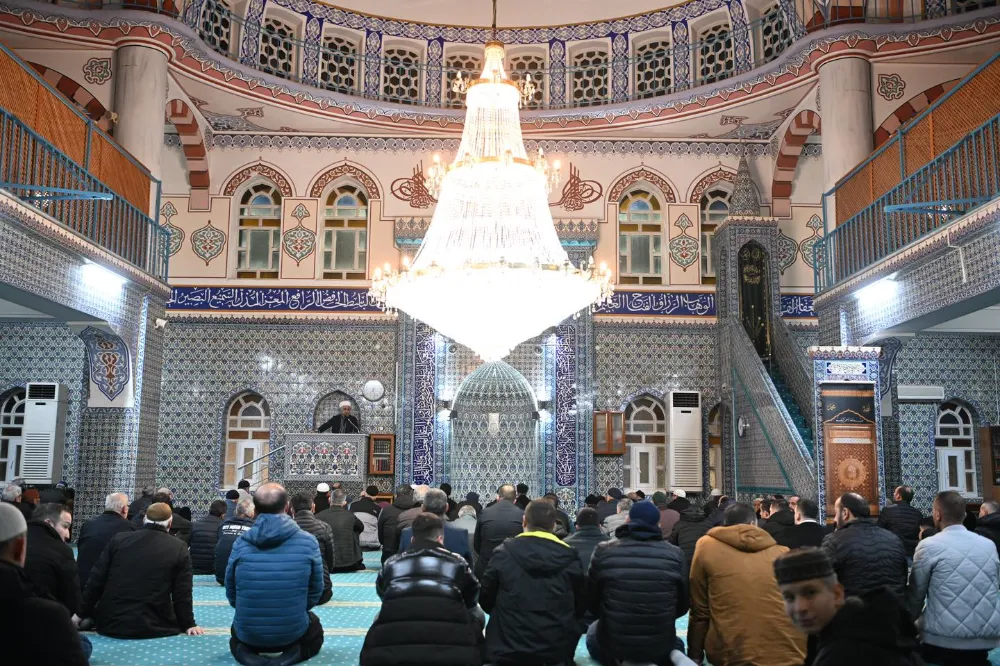 KARTEPE’DE MİRAÇ KANDİLİ’NDE CAMİLER DOLDU TAŞTI