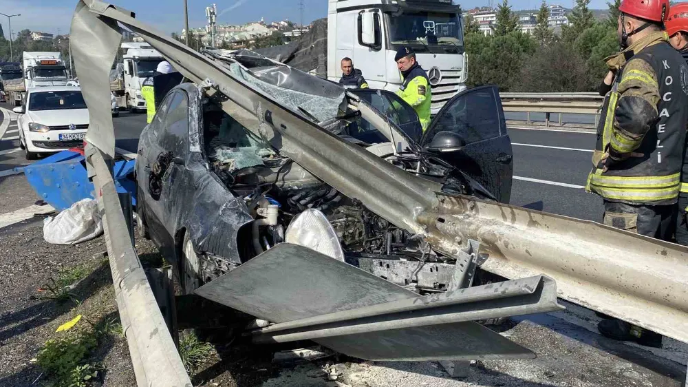 Otomobil bariyerlere girdi: 1’i ağır 4 yaralı