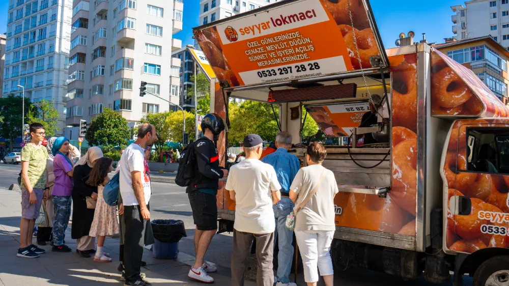 “Geleneksel Tat, Modern Hizmet: Seyyar Lokmacı İstanbul’un Her Noktasına Lezzeti Taşıyor”