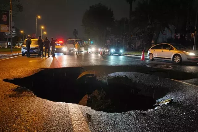 Sağanak nedeniyle yol çöktü, çukura giren taksi ters döndü