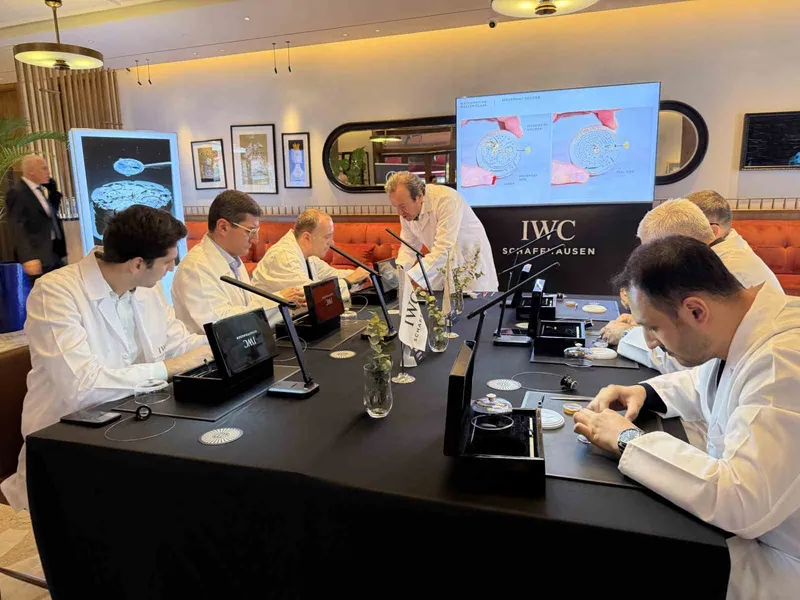 Milyonluk İsviçre saatlerini parçalayıp topladılar
