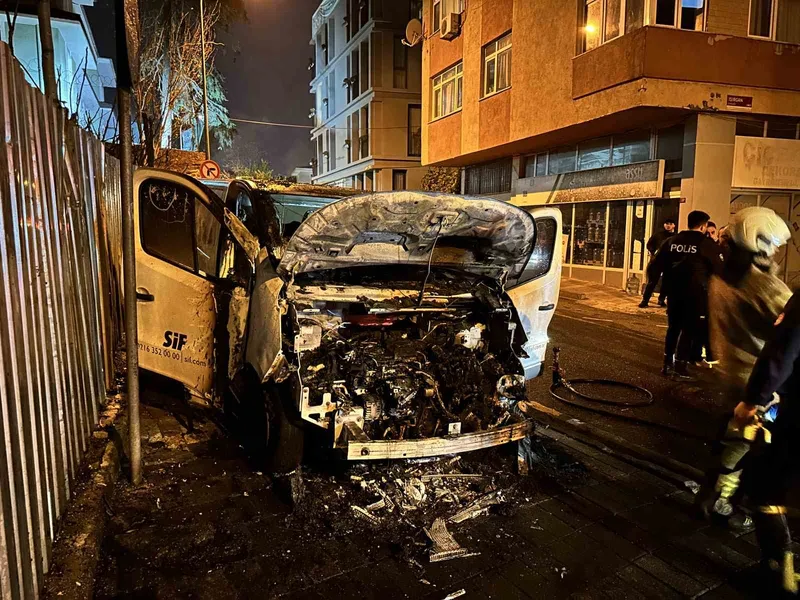 Üsküdar’da park halindeki araç alev alev yandı: O anlar kamerada
