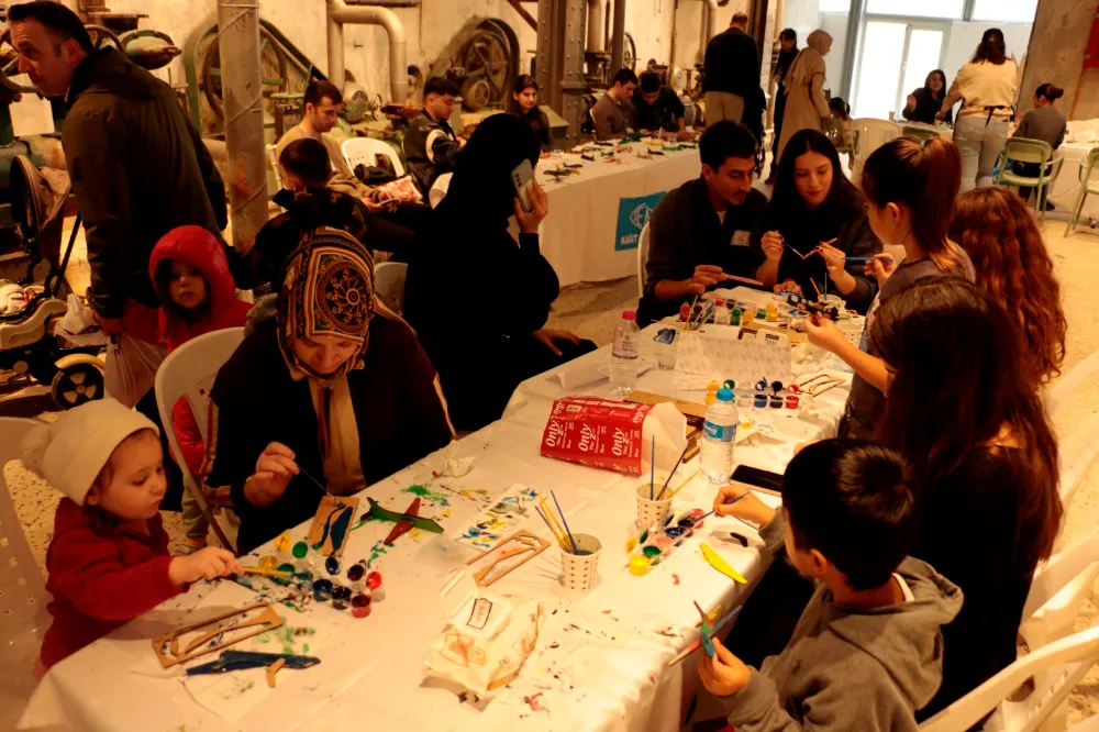 Kâğıt uçaklar geleceğin hayalleri için havalandı