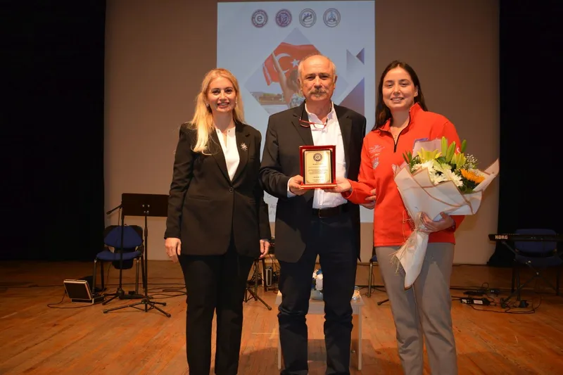 Milli yüzücü Bengisu, Ege Üniversitesinde başarı hikayesini anlattı
