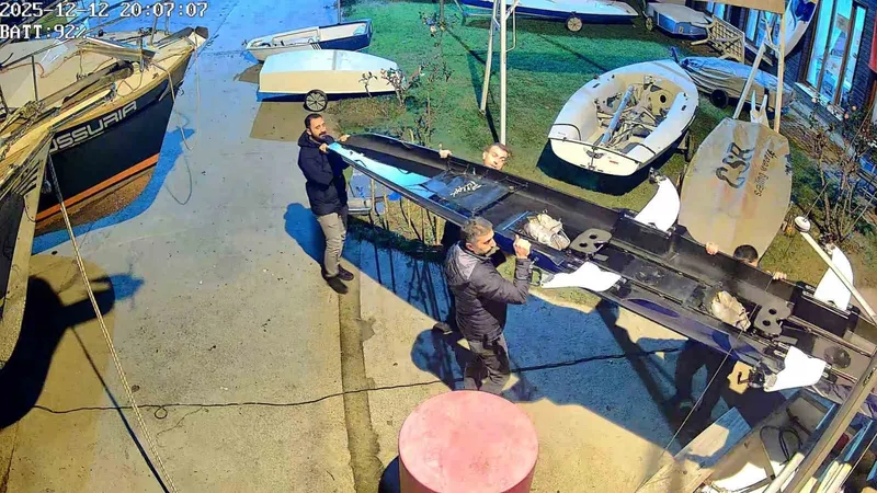 Yelken kulübüne kaçak tekne operasyonu
