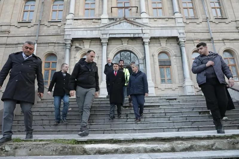 Vali Musa Işın, Kütahya Lisesi’nde incelemelerde bulundu
