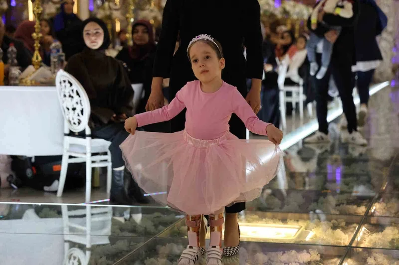 Başını dahi kontrol edemiyordu, bale gösterisi yapmaya başladı
