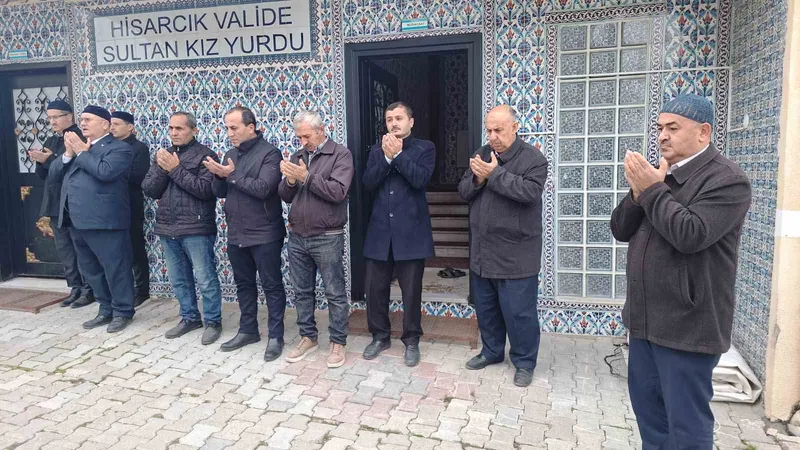 Hisarcık’ta umre kafilesi dualarla uğurlandı
