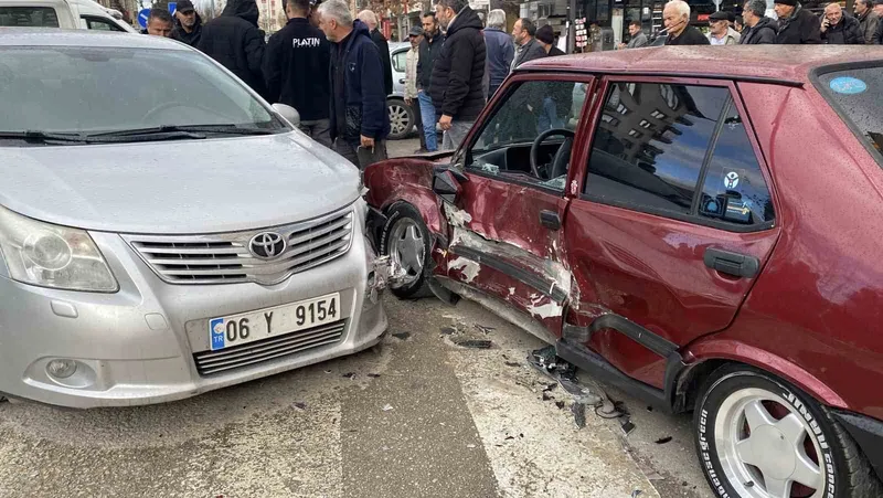 Çorum’da üç araç çarpıştı: Sürücüler burnu bile kanamadan kurtuldu
