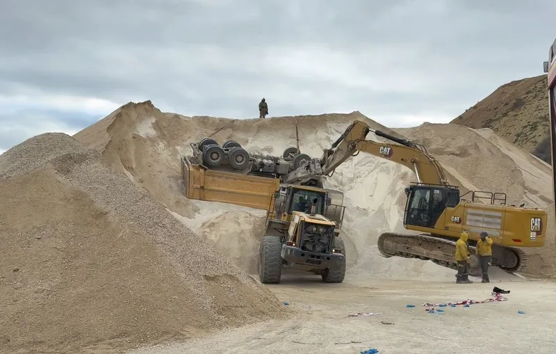 Taş ocağında kamyon devrildi, sürücüsü hayatını kaybetti
