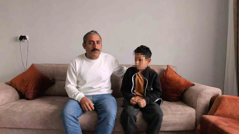 Okul müdürü, sinirlendiği öğrenciyi herkesin içinde darp etti
