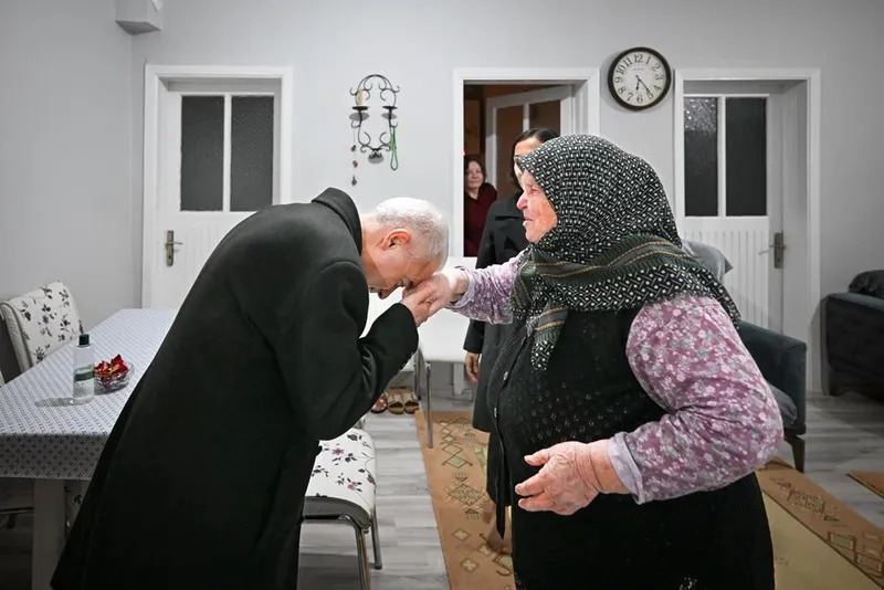 Kırklareli Valisi Turan, şehit annesinin elini öptü
