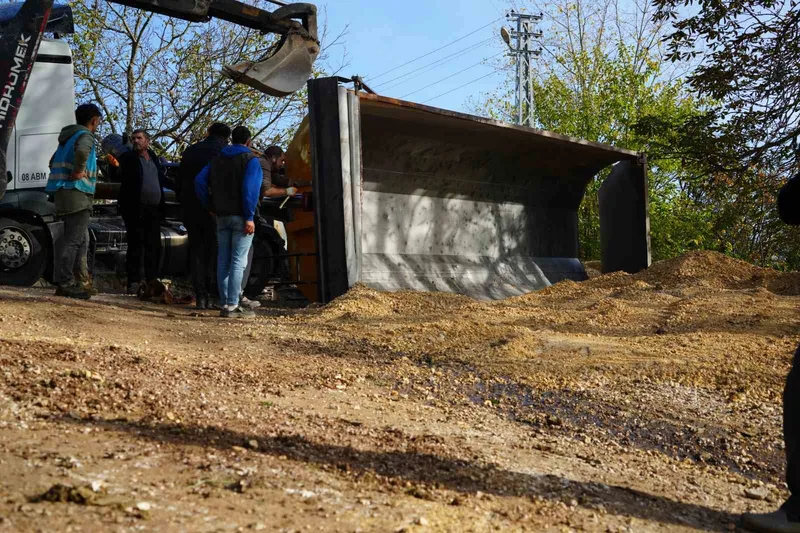 Mıcır yüklü kamyonun damperi devrildi, sürücü bayıldı
