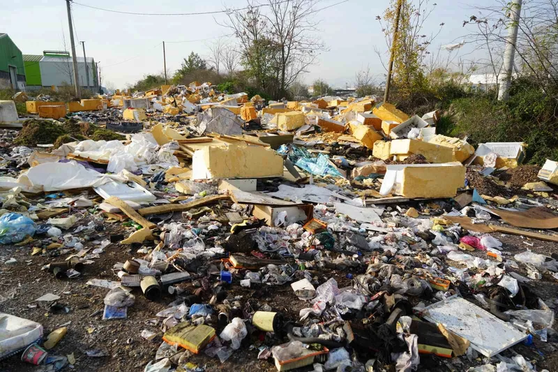 Açık hava çöplüğü: Güveç bile var
