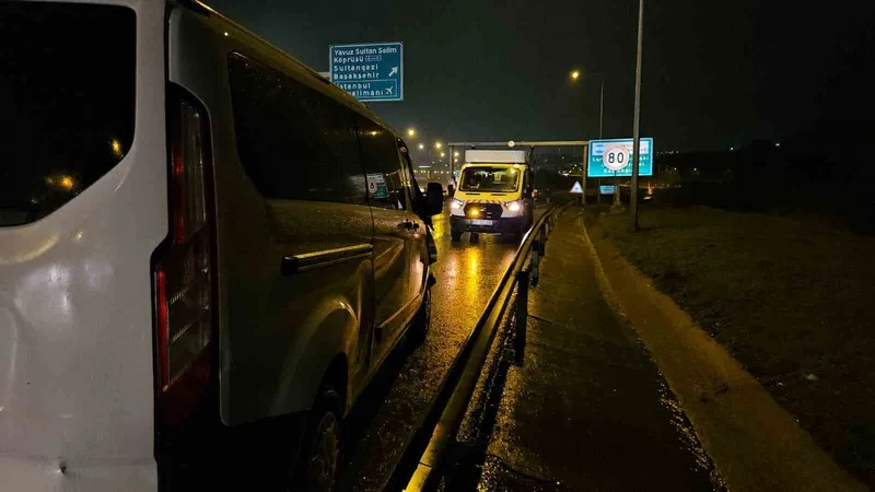 Eyüpsultan’da yağış nedeniyle 7 araç birbirine girdi: 2 yaralı
