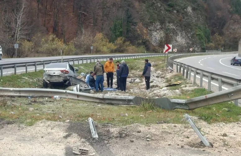Kontrolden çıkan otomobil bariyerlere çarpıp refüje girdi; 2 kişi yaralı
