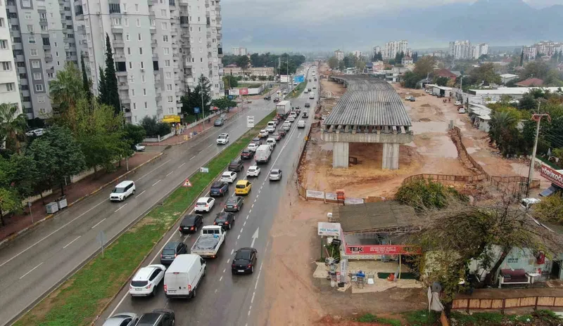 Yapımı devam eden köprülü kavşak inşaatı pideciye takıldı
