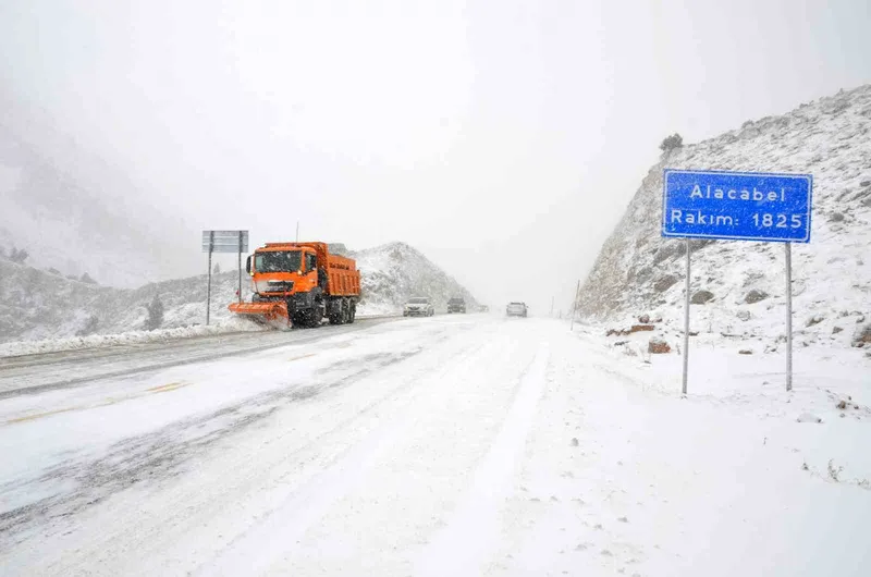 Antalya’ya kar yağışı aralıklarla devam ediyor
