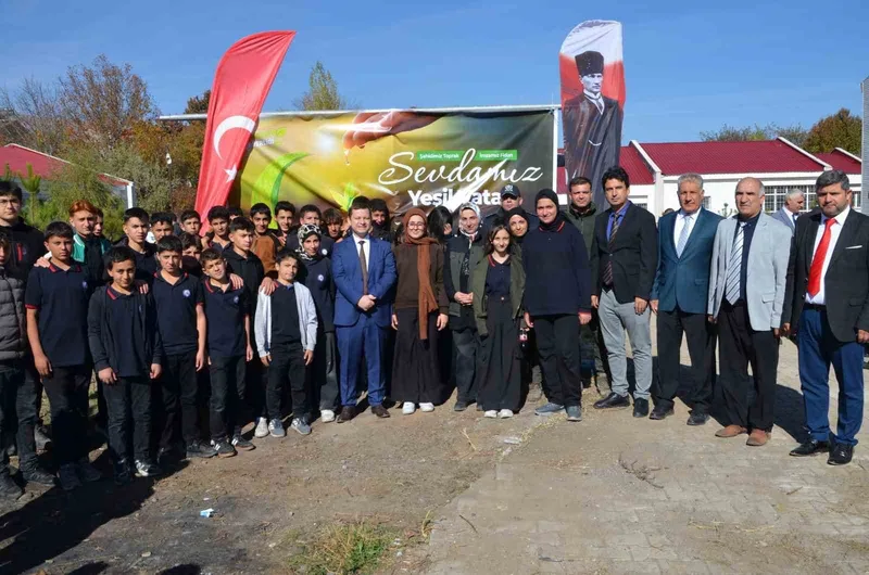 Tatvan’da okul bahçeleri fidanlarla yeşilleniyor
