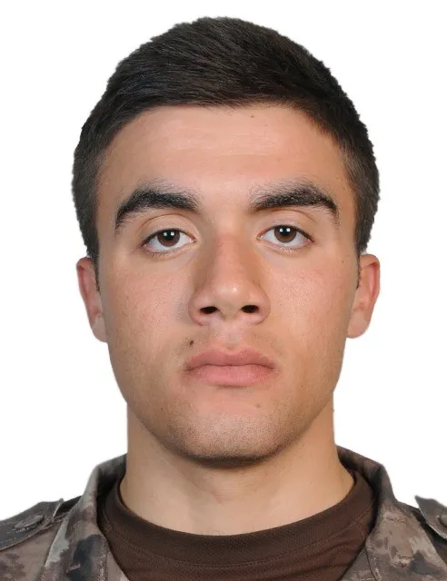 İstanbul Çekmeköy’de narkotik operasyonunda ağır yaralanan Polis Memuru Emre Albayrak, kaldırıldığı hastanede yapılan tüm müdahalelere rağmen kurtarılamayarak şehit oldu.
