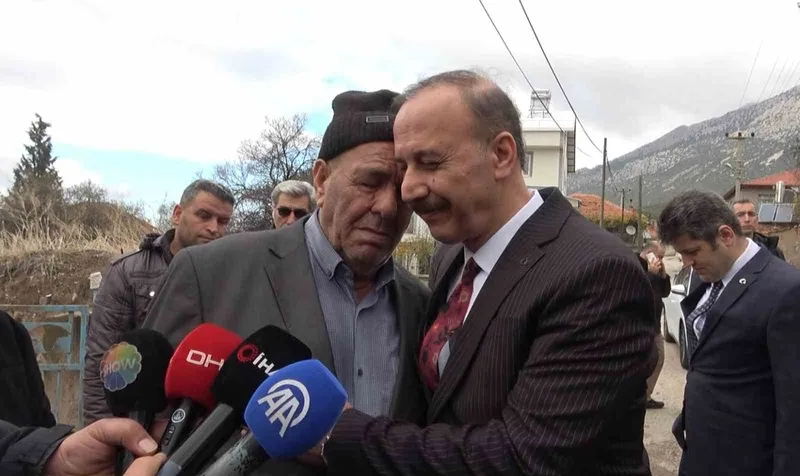 Kayıp baş arama çalışmalarında acılı baba, Vali Erin’e sarılarak gözyaşlarına boğuldu
