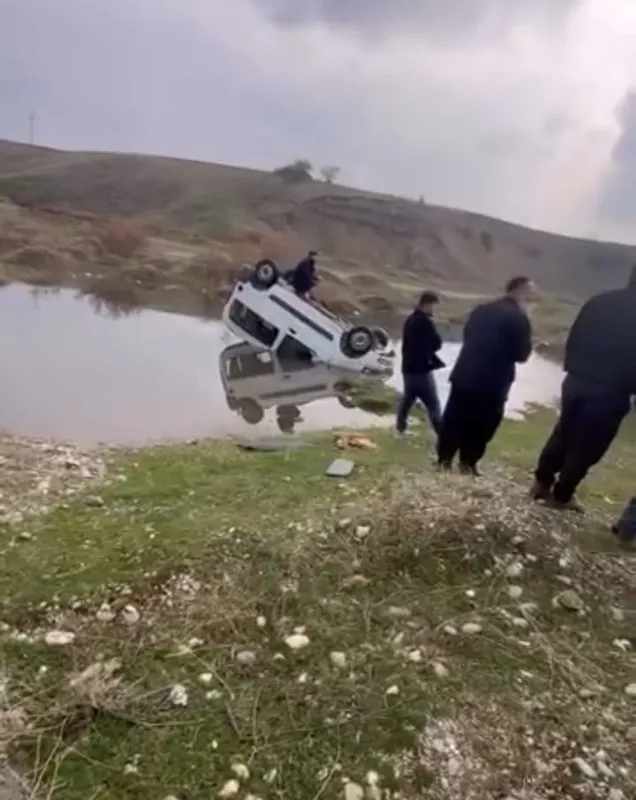 Batman’da hafif ticari araç yapay gölete uçtu, sürücü yaralandı
