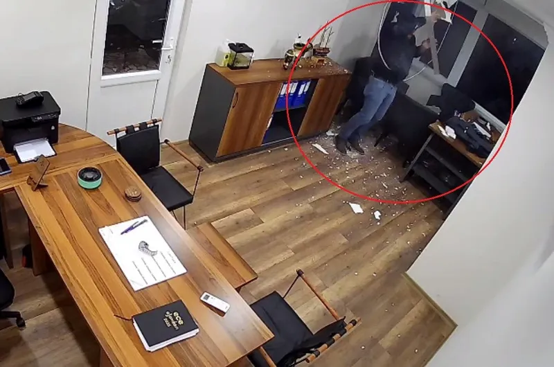 Tavana bastı, ofise düştü: Yara almadan kurtuldu
