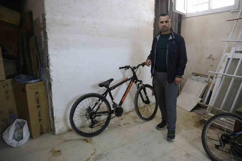 Kameralara yakalanan bisiklet hırsızına 