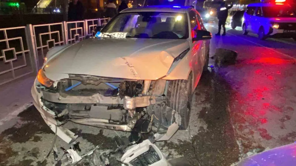 Kocaeli’de trafik kazası: İki araç da hurdaya döndü, sürücüler yara almadan kurtuldu