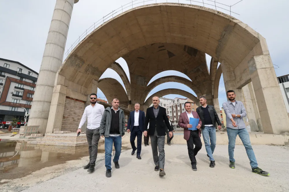Başkan Çiftçi, kent meydanındaki çalışmaları inceledi