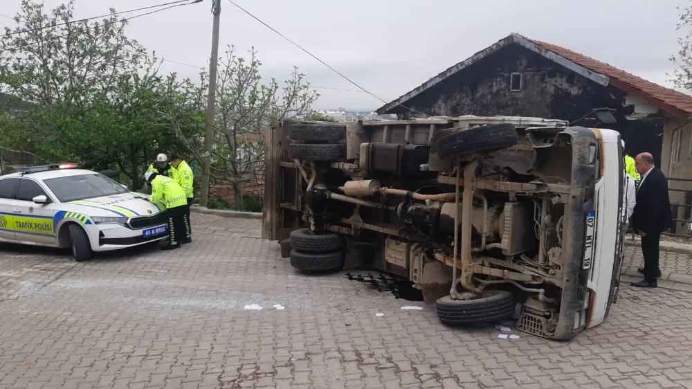 Freni boşalan kamyonet devrildi: 1 yaralı