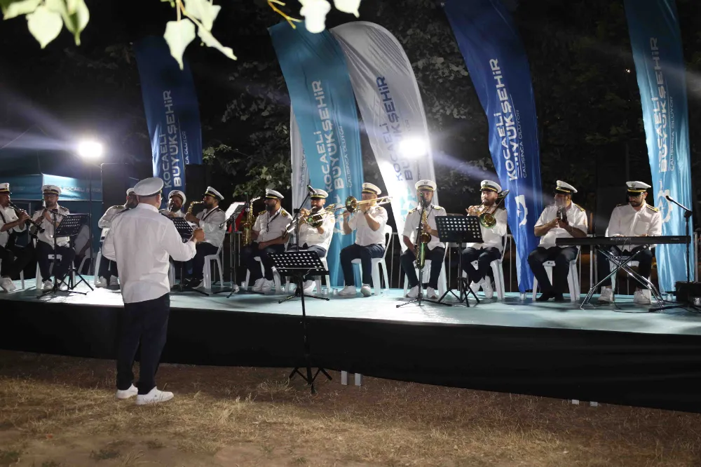 Büyükşehir Bandosu Körfez sahilini inletti