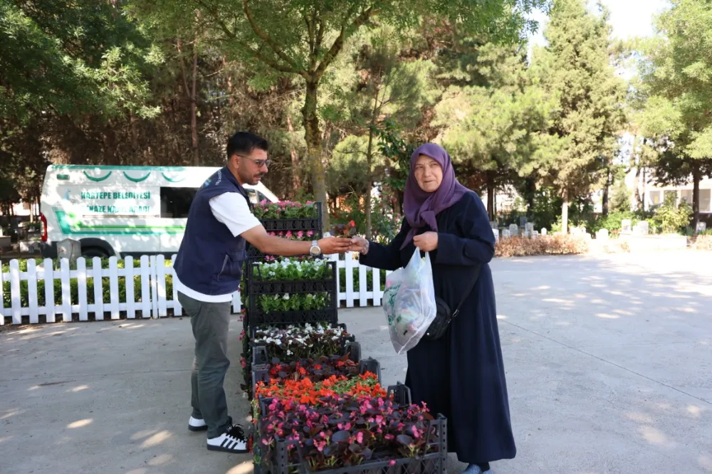 Kartepe Belediyesi’nden Mezarlıklarda Çiçek Dağıtımı