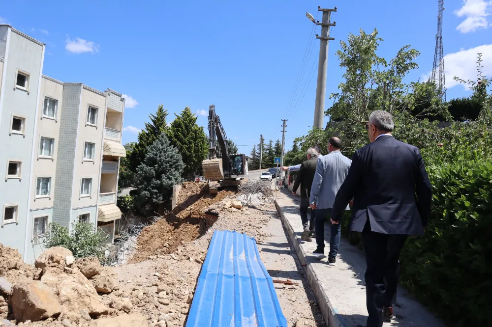 İzmit Belediyesi Huzur Sokak’ta istinat  duvarı çalışmalarına aralıksız devam ediyor 
